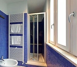 Sèche-cheveux, peignoirs, bidet, serviettes fournies