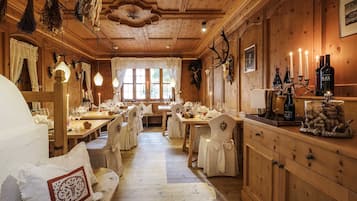 2 restaurants, spécialités Cuisine locale et internationale