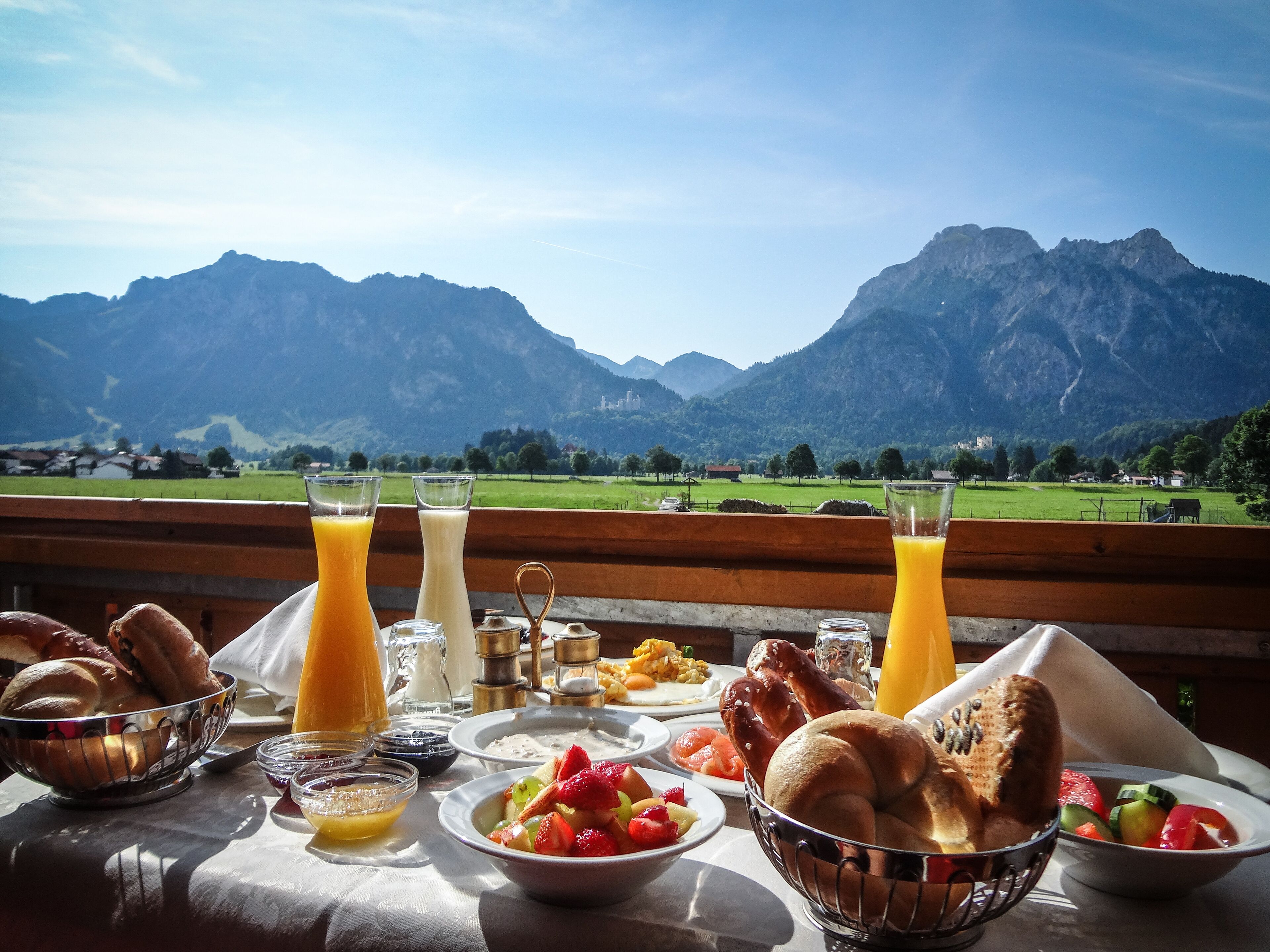 2 restaurantes, se sirven comidas, cenas y cocina local e internacional