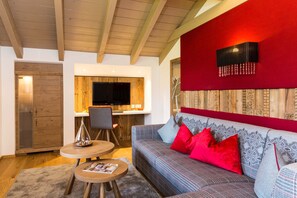 Suite – senior | Allergitestet sengetøy, minibar, safe på rommet og individuelt dekorert