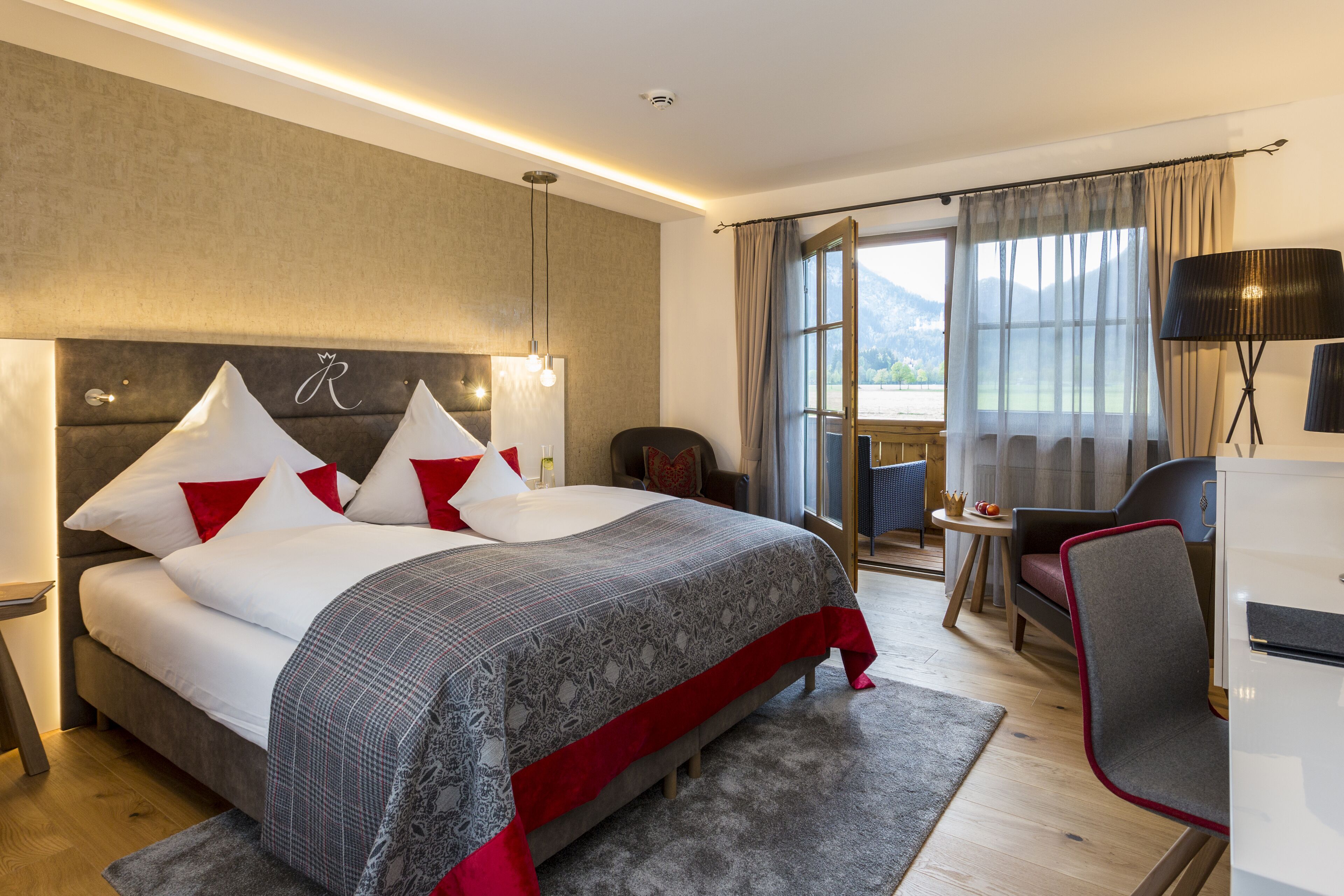 Deluxe Double Room | Hypo-allergenic bedding, minibar, in-room safe, individually decorated
