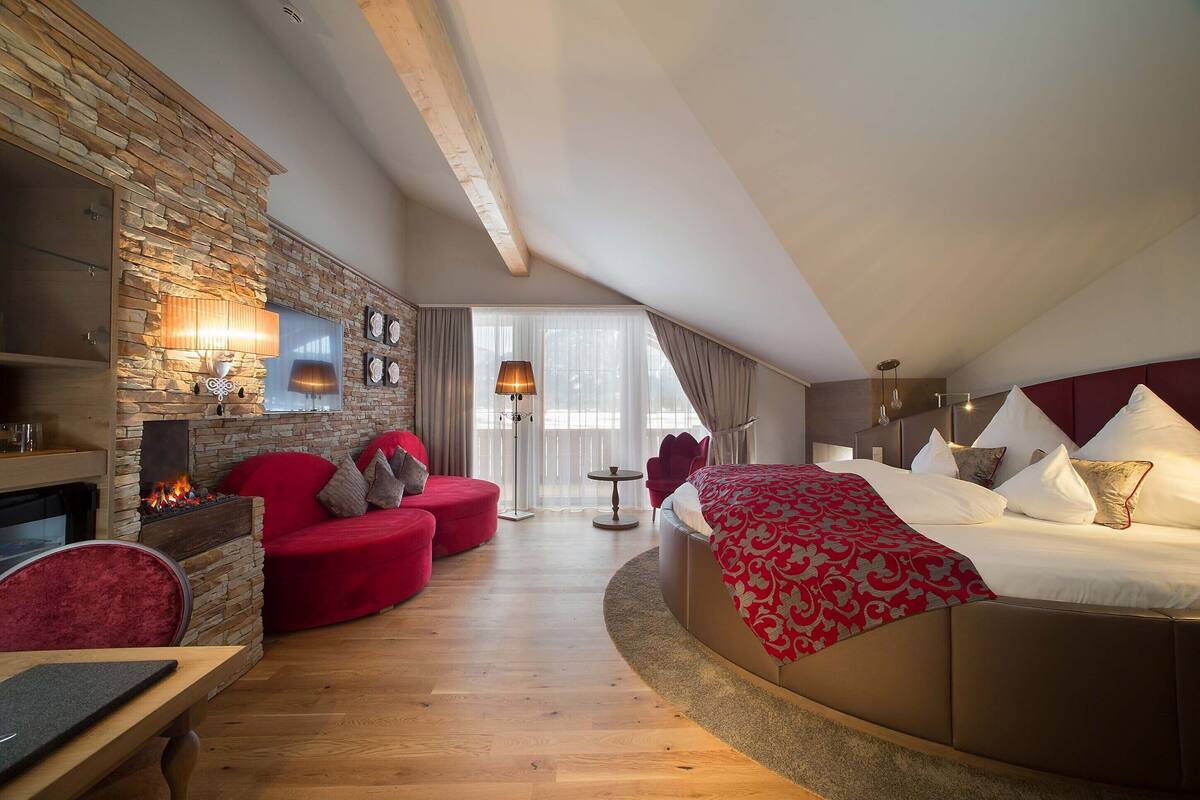 1 bedroom, hypo-allergenic bedding, minibar, in-room safe