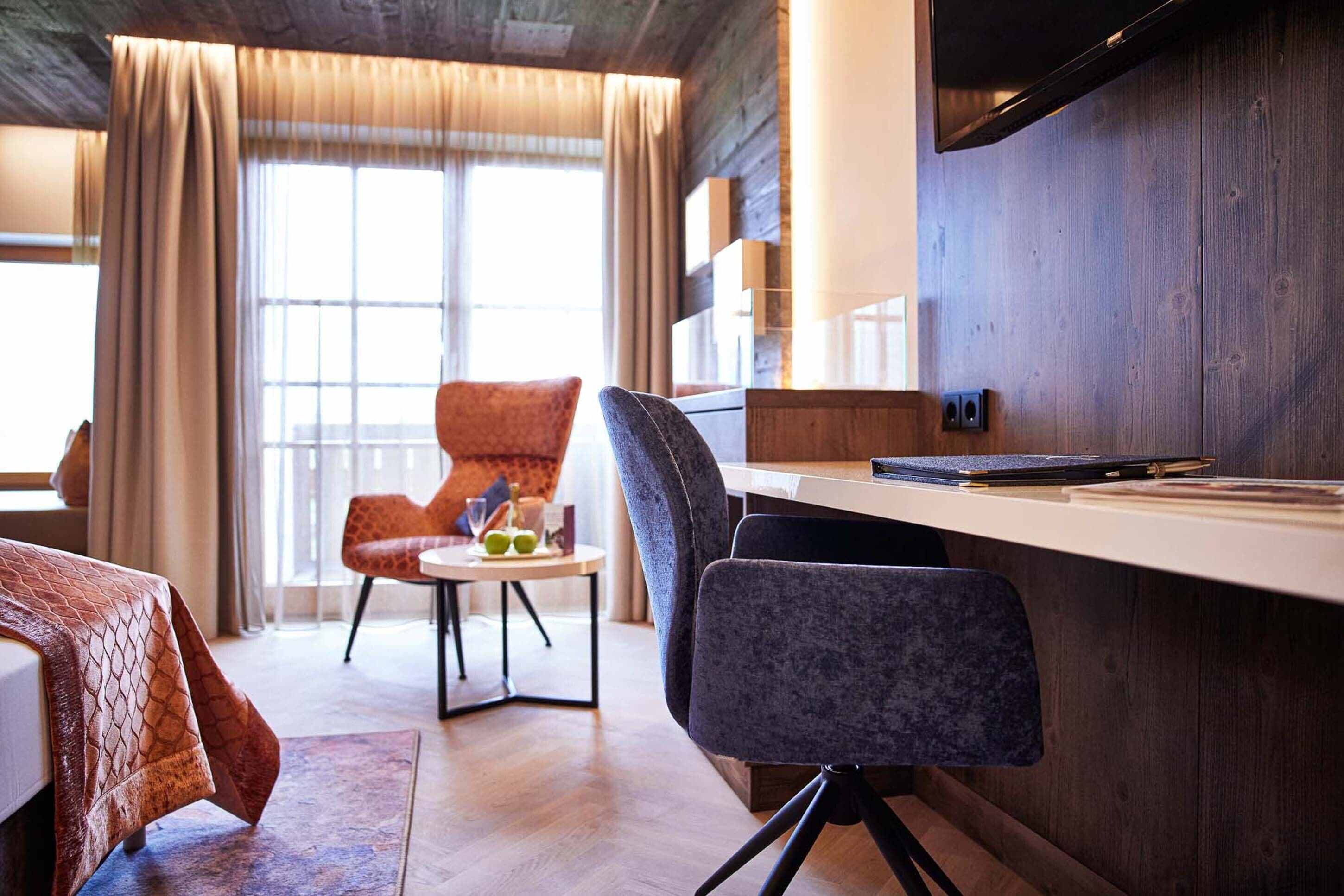 junior suite | living area | books, heated floors