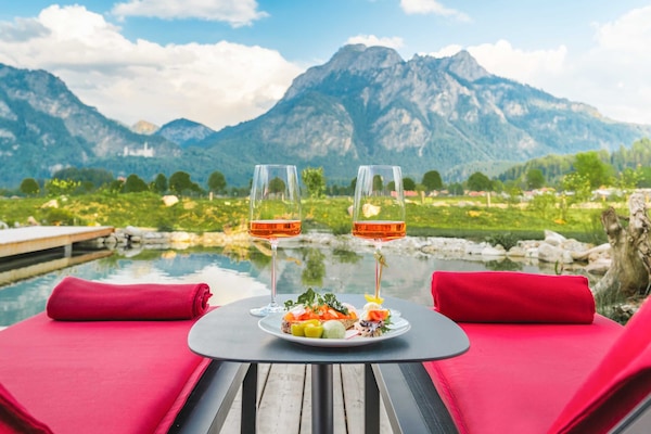 Außenpool, Sonnenschirme, Liegestühle