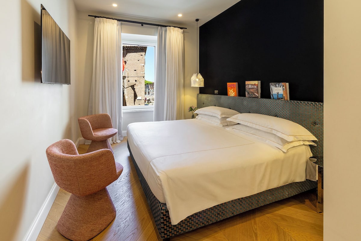 Deluxe Room Annex | Hypo-allergenic bedding, free minibar, in-room safe