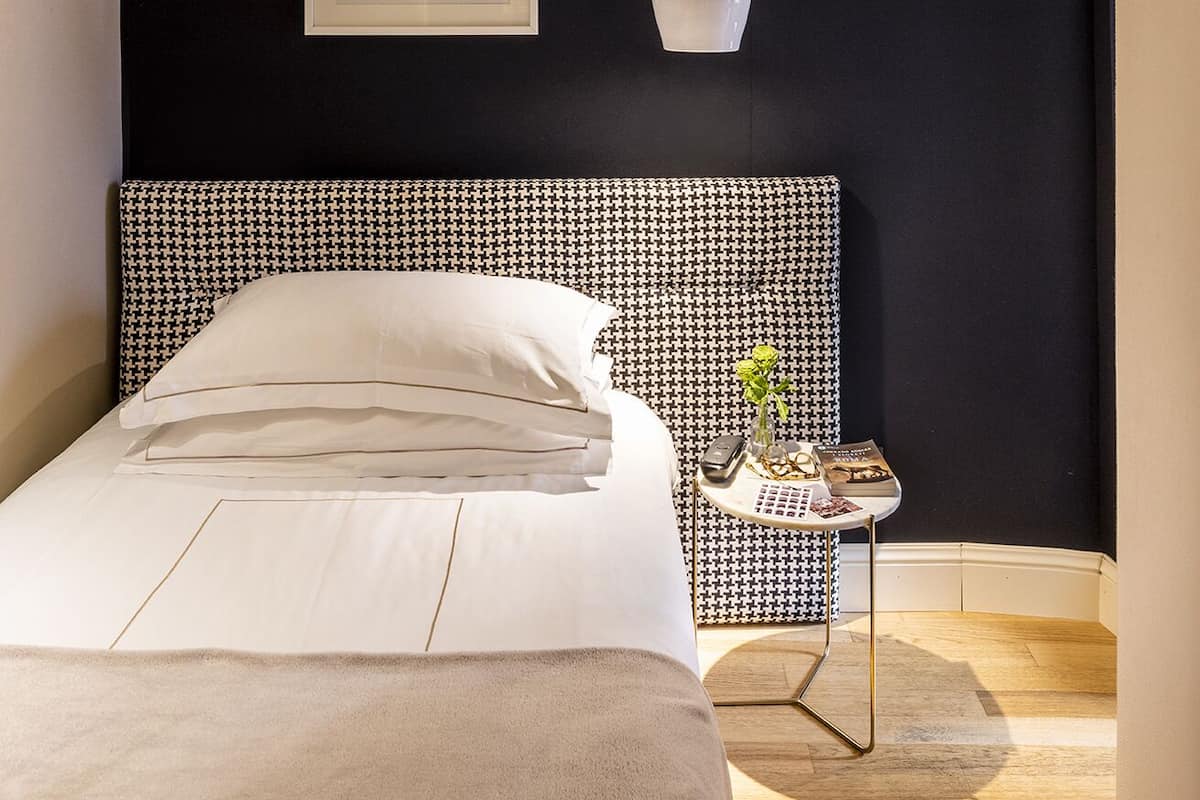 Deluxe eenpersoonskamer, 1 eenpersoonsbed, privébadkamer | 1 slaapkamer, een gratis minibar, een kluis op de kamer