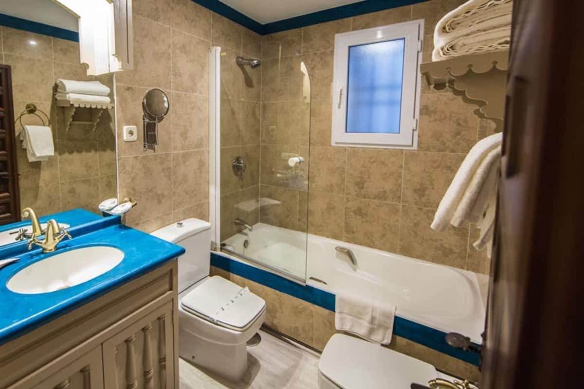 basic triple room | bathroom | free toiletries, towels