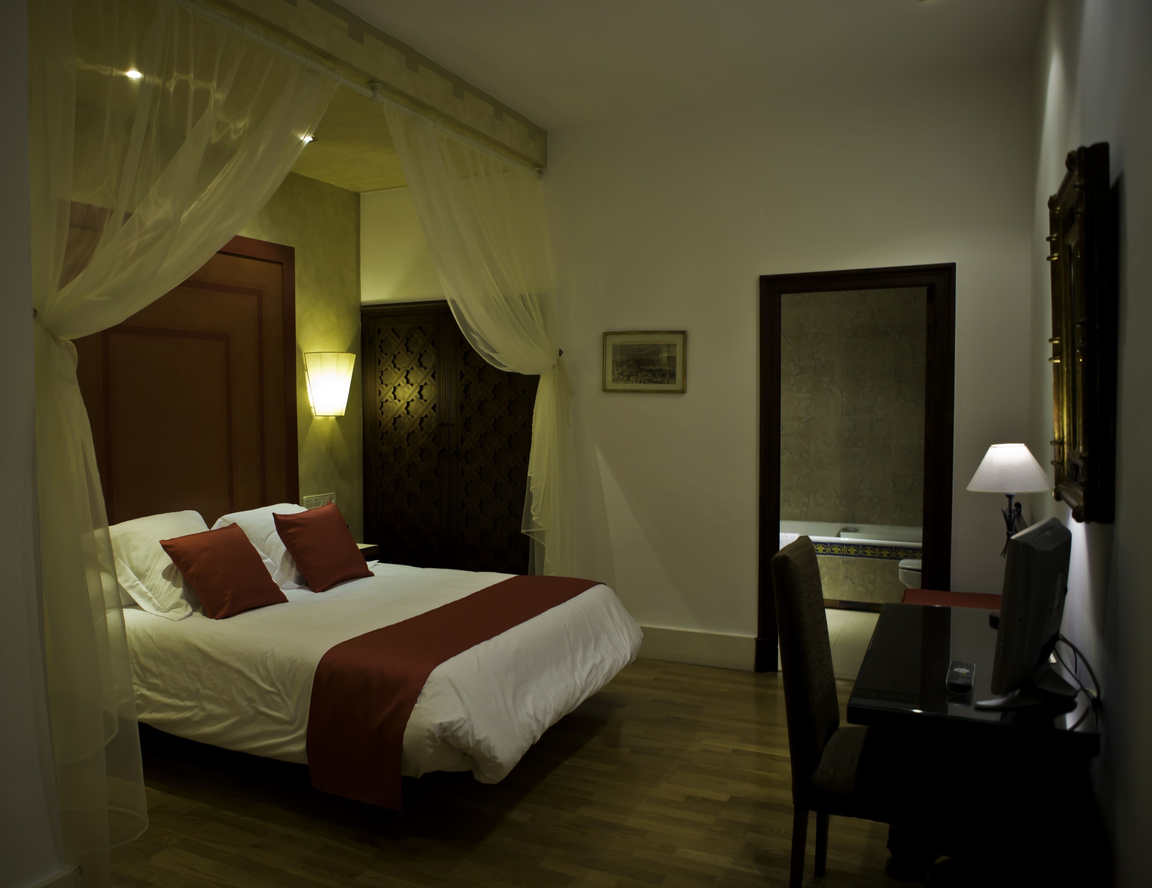 Standard Room, 2 Single Beds | Bathroom | Free toiletries, towels