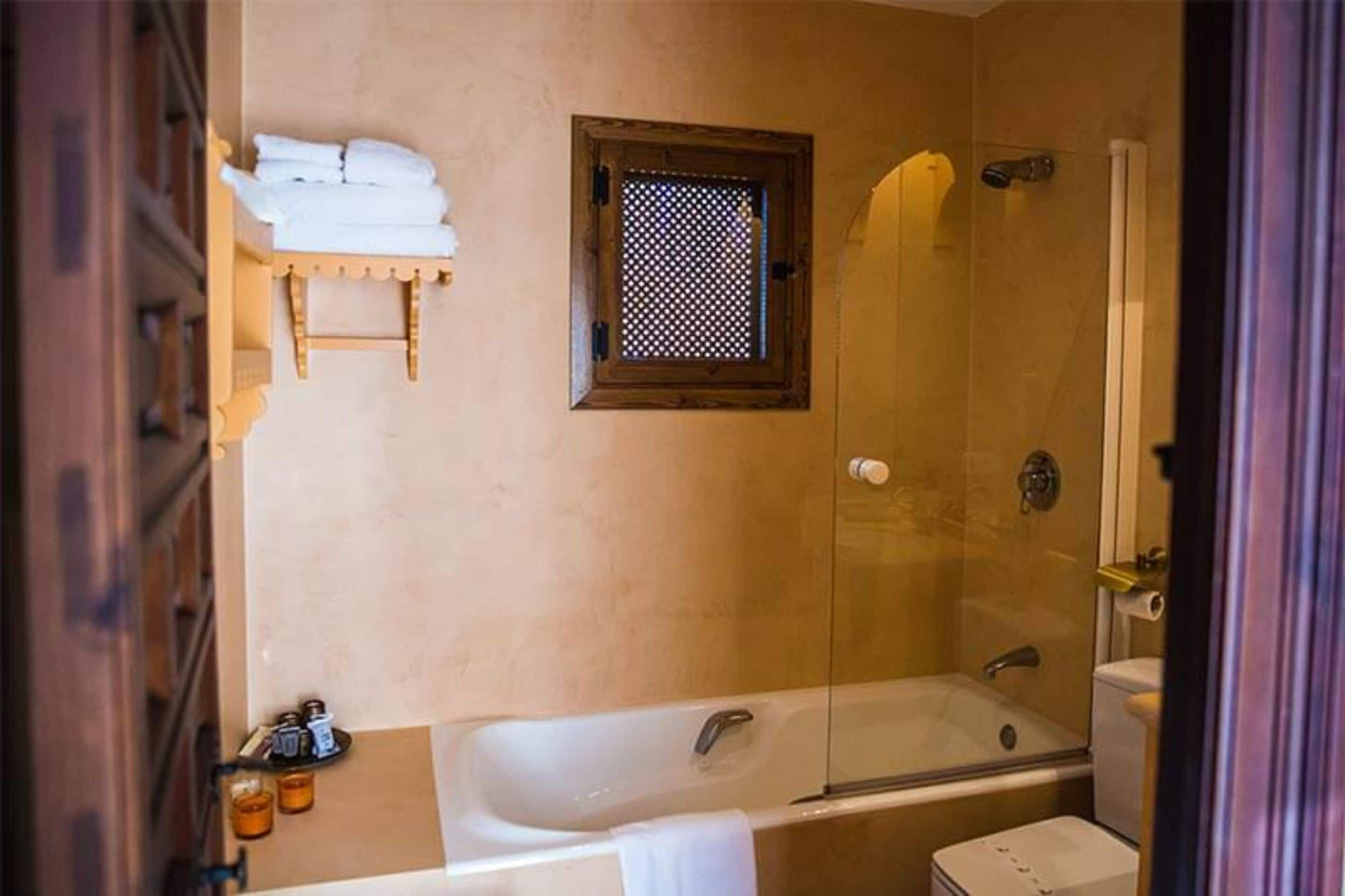 free toiletries, towels