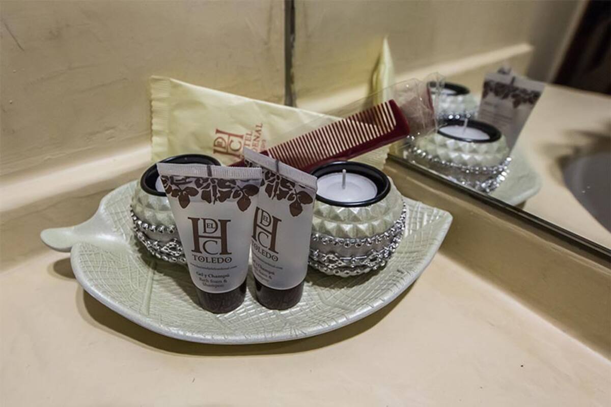 free toiletries, towels