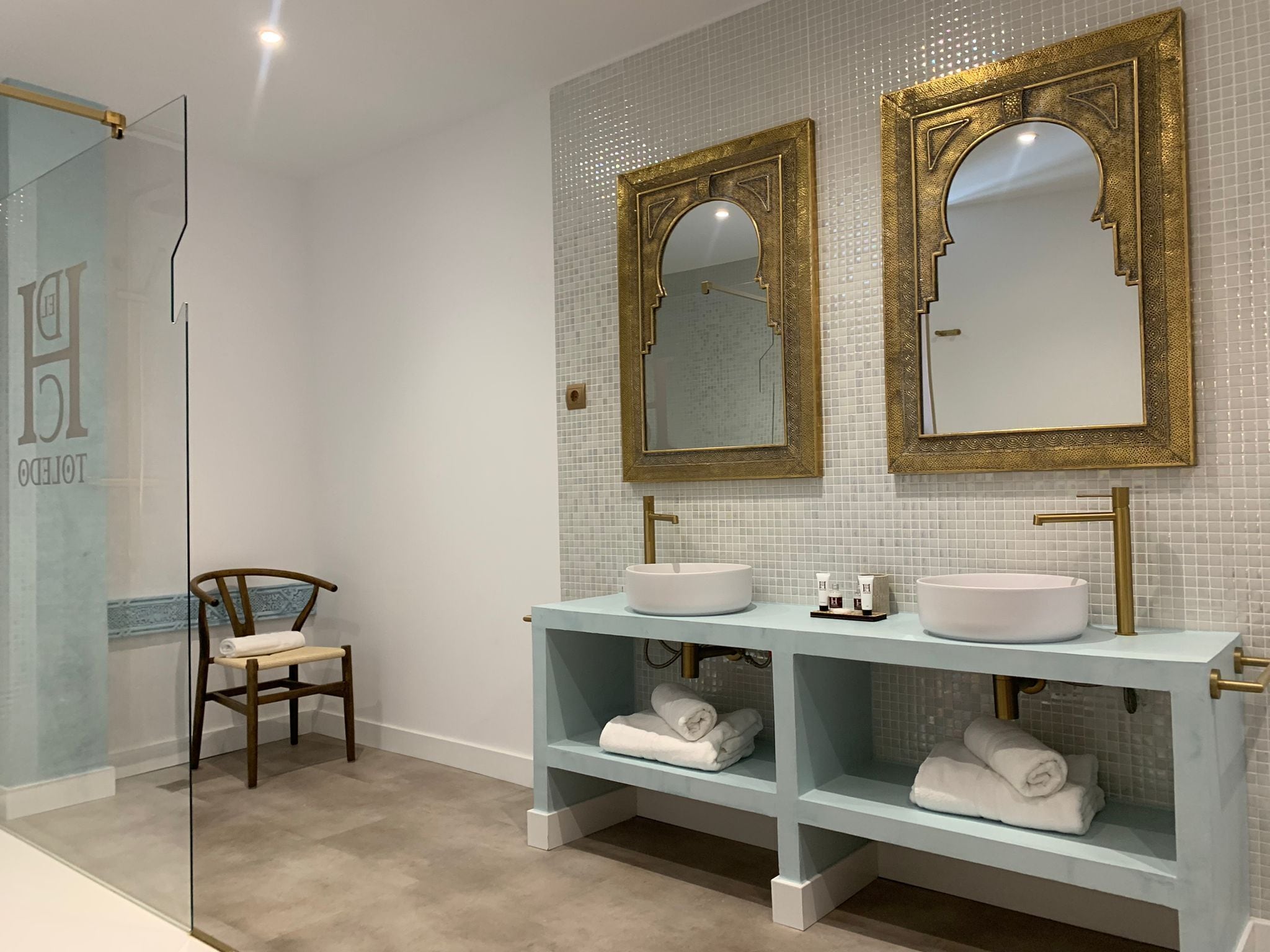 deluxe room | bathroom | free toiletries, towels