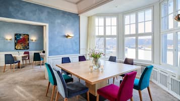 Petit déjeuner et dßner servis sur place, vue sur la piscine