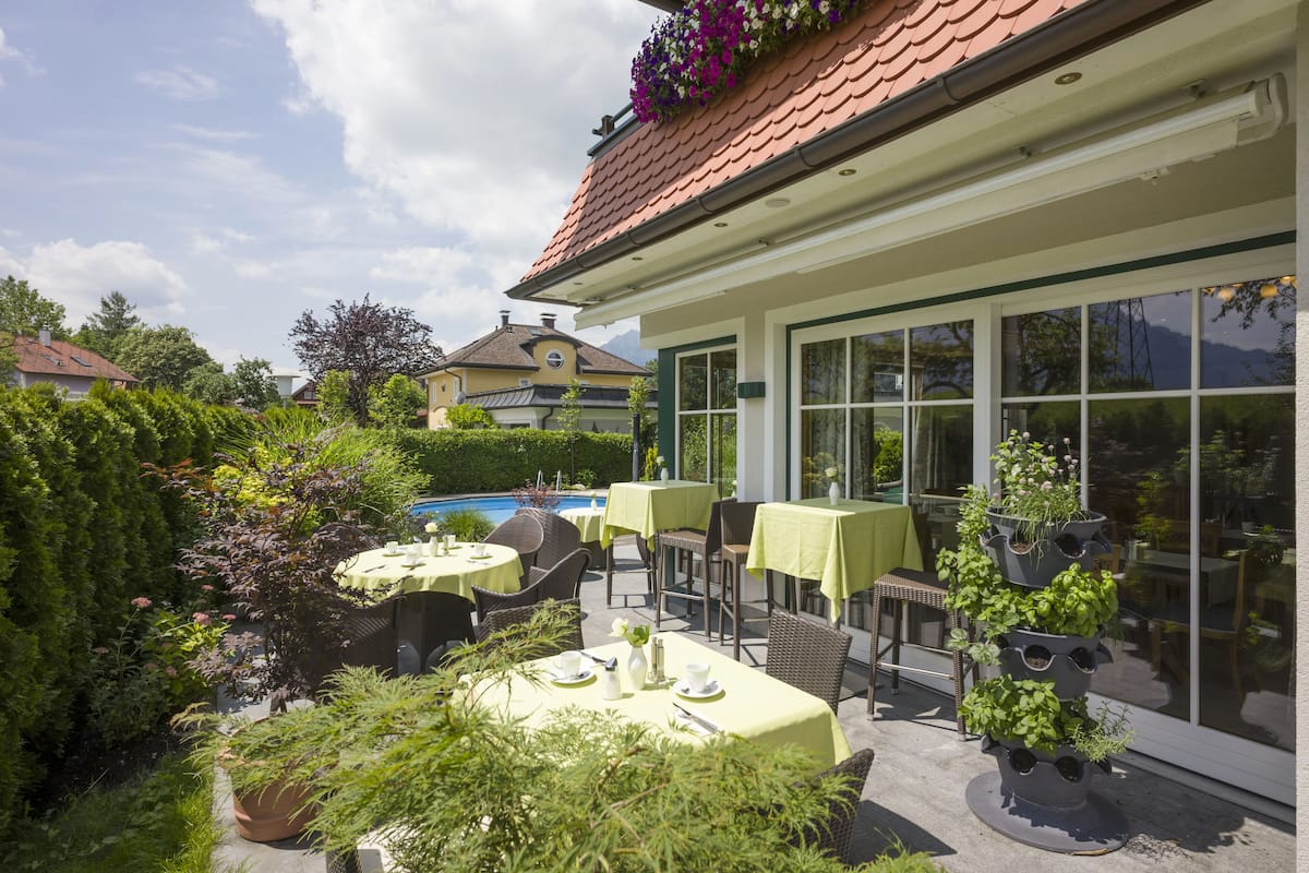 free buffet breakfast