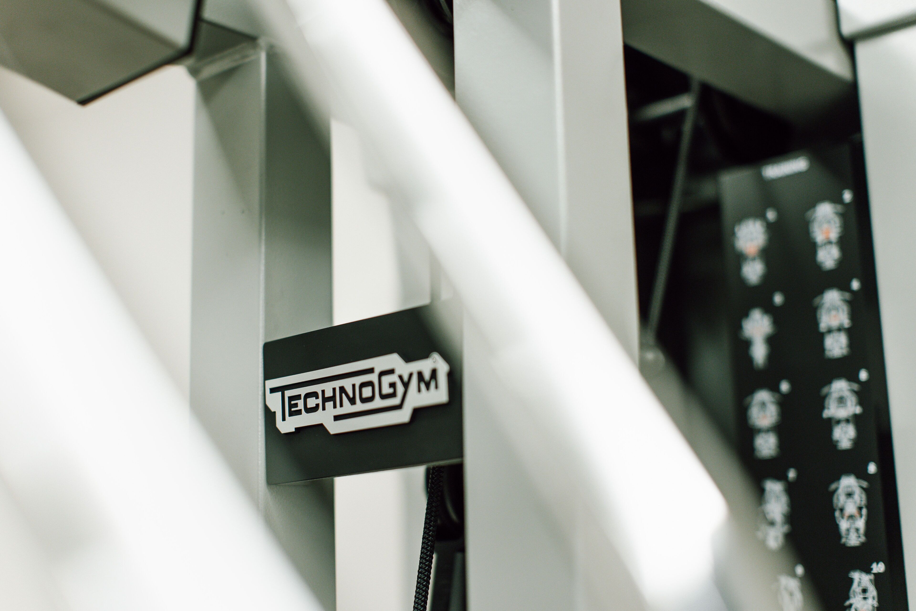 Un letrero con el texto 'TECHNOGYM' sobre un fondo blanco.