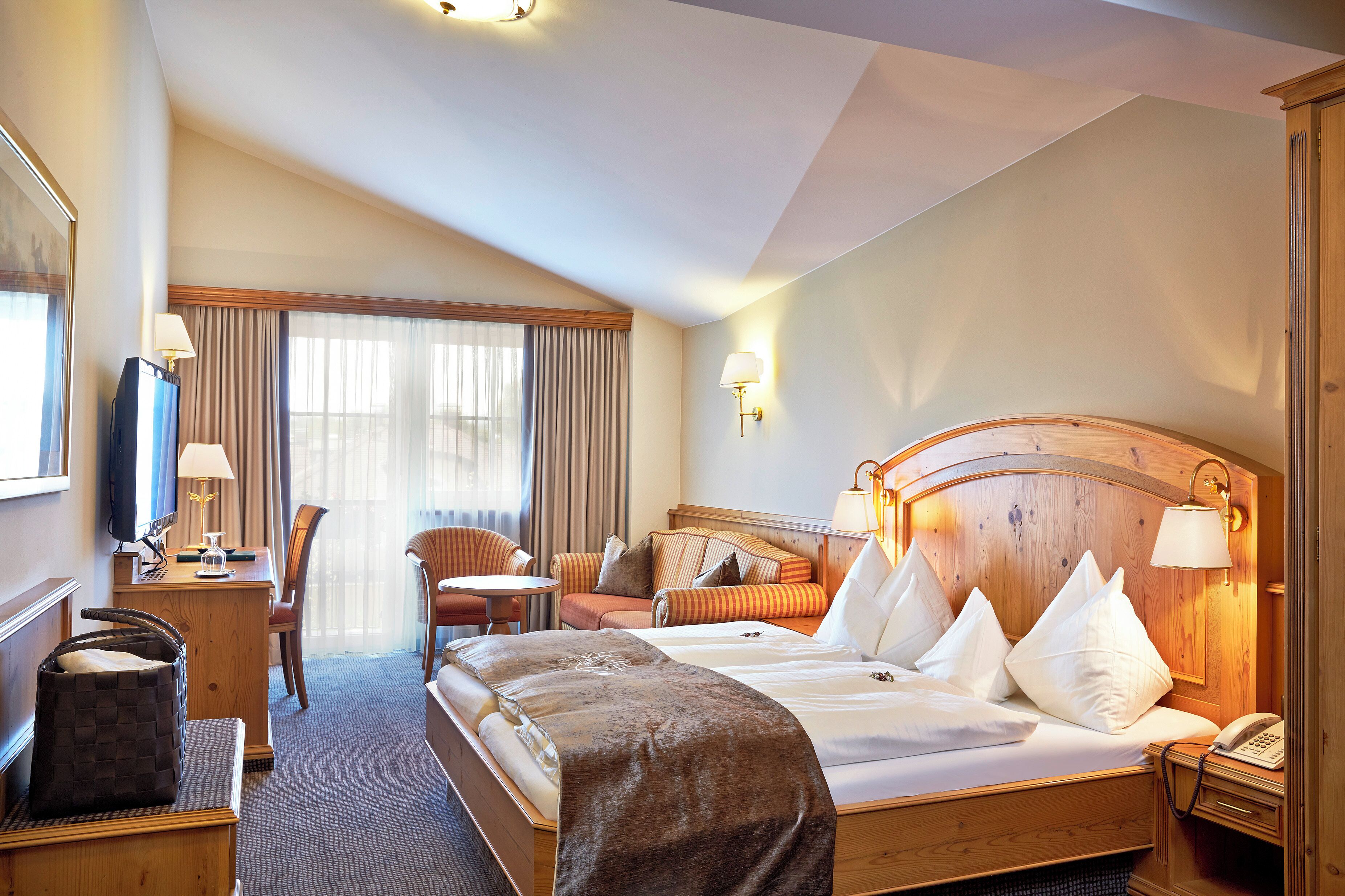 Minibar, caja de seguridad en la habitación y escritorio 