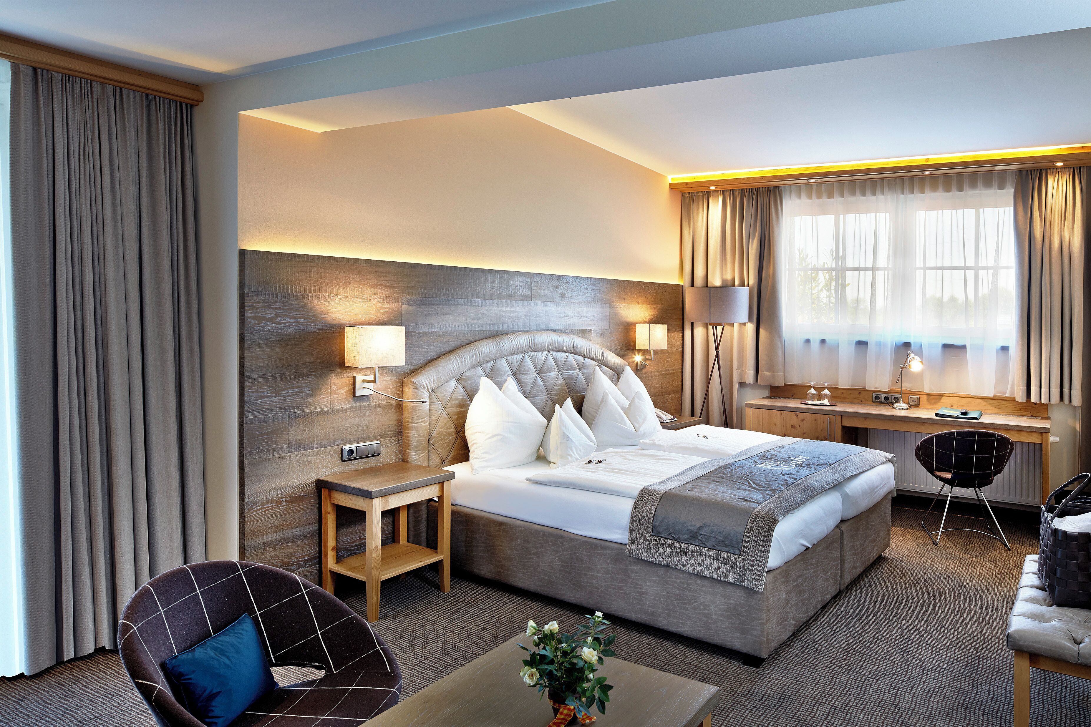 Minibar, caja de seguridad en la habitación y escritorio 