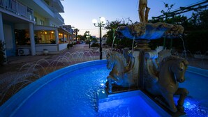 A fountain with a statue of a horse and rider, surrounded by a pool. - Summery Hotel (Kefalonia)