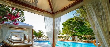 Piscine extérieure (ouverte en saison), parasols de plage