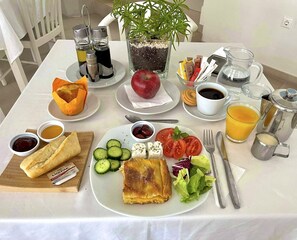 Petit déjeuner composé de spécialités régionales (12 EUR par personne)