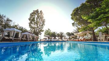 Sesongbasert utendørsbasseng, bassengparasoller og solsenger