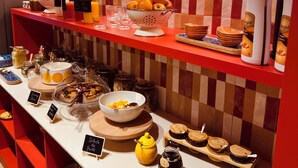 Un bufé de desayuno con diversos alimentos y bebidas.