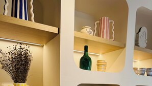 Un interior moderno con múltiples estantes que exhiben diversos objetos decorativos.