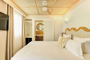 Escritorio, sistema de insonorización, wifi gratis y ropa de cama 