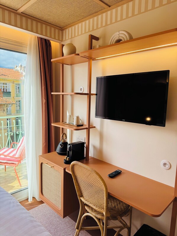 Chambre Jasmin - la Privilege avec balcon | Skrivebord, lydisolert, wi-fi (inkludert) og sengetøy