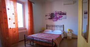 Double Room, Ensuite | Memory foam beds, blackout drapes, iron/ironing board, cribs/infant beds - Villa Susanna (Civitavecchia)