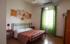 Camera doppia, bagno in camera | Materassi in memory foam, tende oscuranti, ferro/asse da stiro