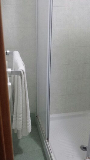 Tweepersoonskamer, en-suite badkamer | Badkamer | Een douche, gratis toiletartikelen, een haardroger, handdoeken