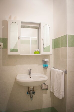 Standard Twin Room with external private bathroom | Bathroom | Shower, free toiletries, hair dryer, towels - Villa Susanna (Civitavecchia)