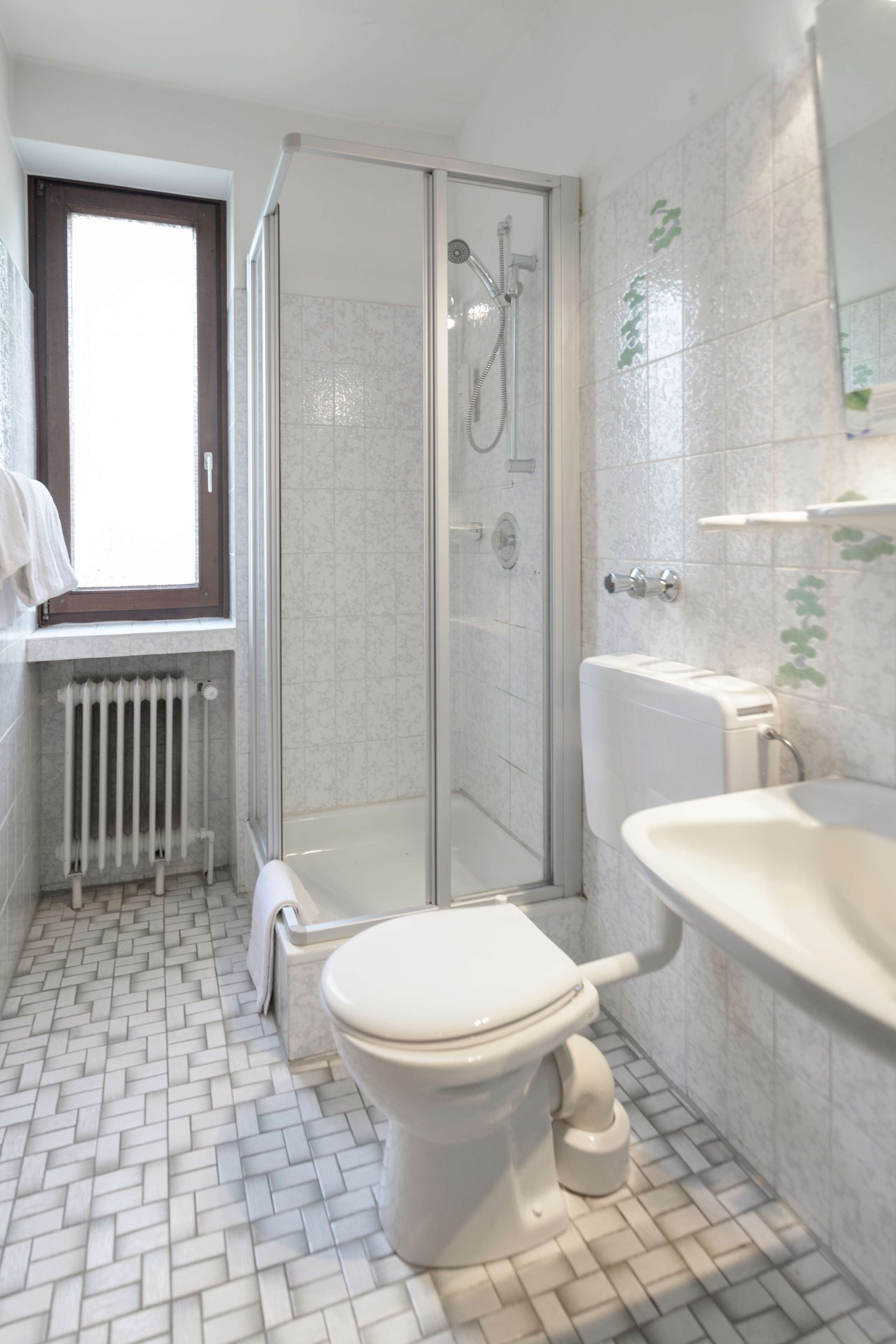 standard room, 1 double bed | bathroom | shower, eco-friendly toiletries, hair dryer, towels