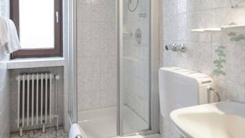 Ein Badezimmer mit Dusche, Toilette und Waschbecken.