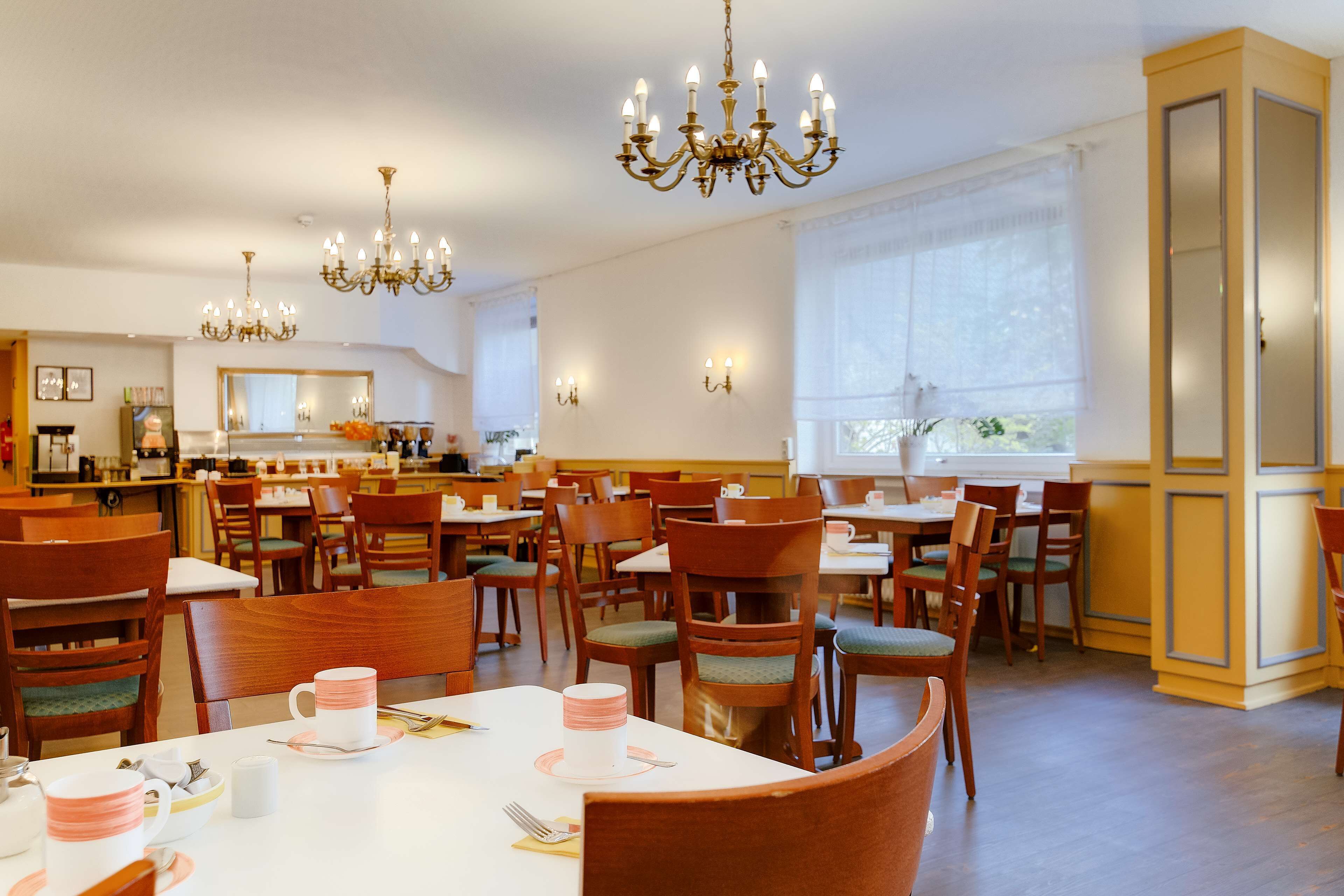 Tägliches Frühstücksbuffet (10 EUR pro Person)