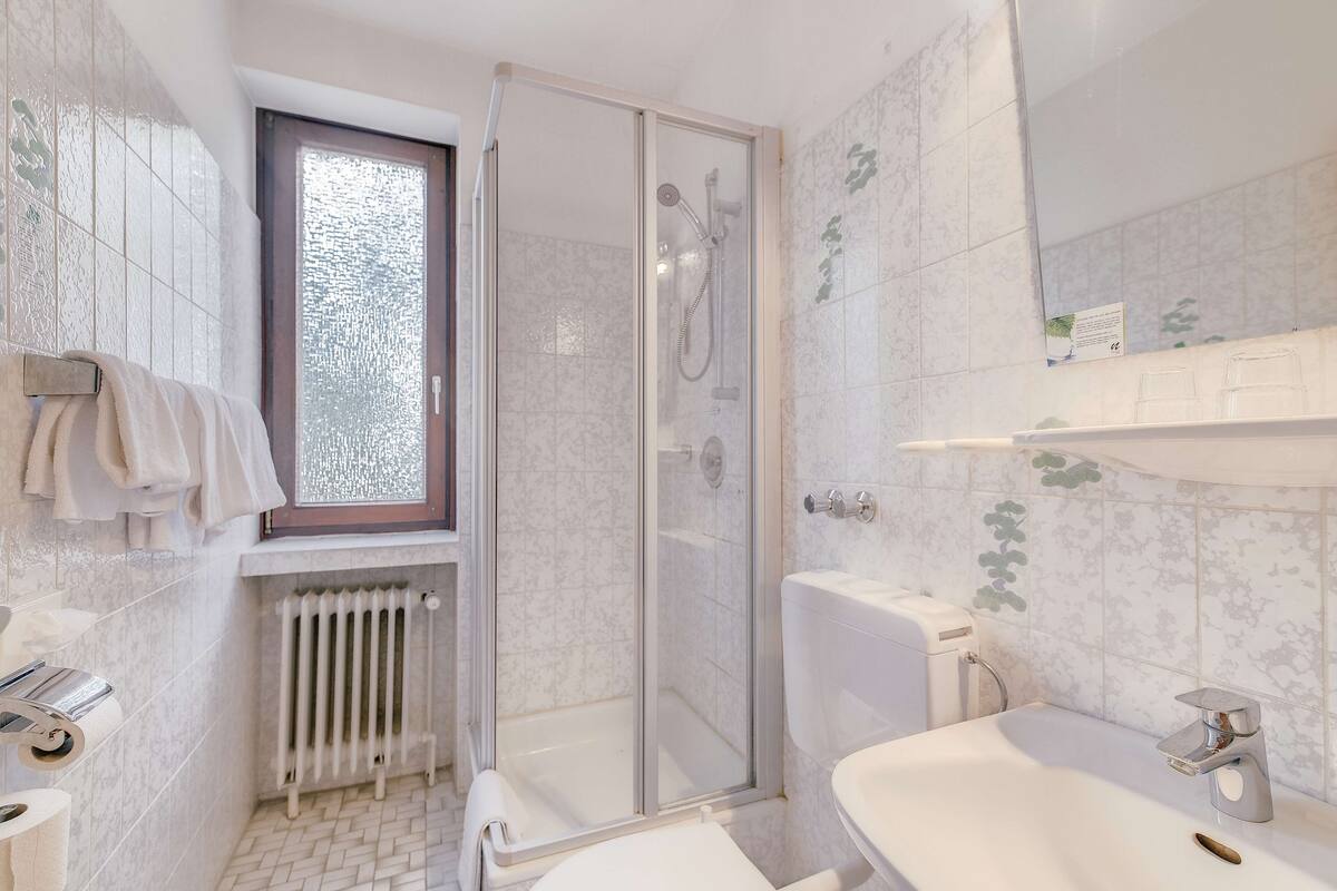 standard room, 1 double bed | bathroom | shower, eco-friendly toiletries, hair dryer, towels