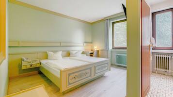 Standard Room, 1 Double Bed | Desk, soundproofing, iron/ironing board, free WiFi