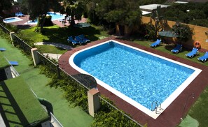 Seasonal outdoor pool, pool umbrellas