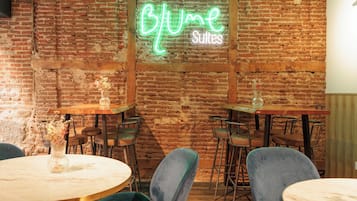 Café da manhã com buffet todos os dias (EUR 16.95 por pessoa)