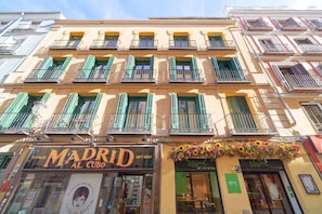 Front of property - Blume Cruz Suites (Madrid)