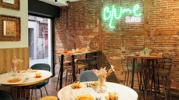 Se ofrece un desayuno bufé (16.95 EUR por persona)