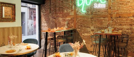 Tägliches Frühstücksbuffet (16.95 EUR pro Person)