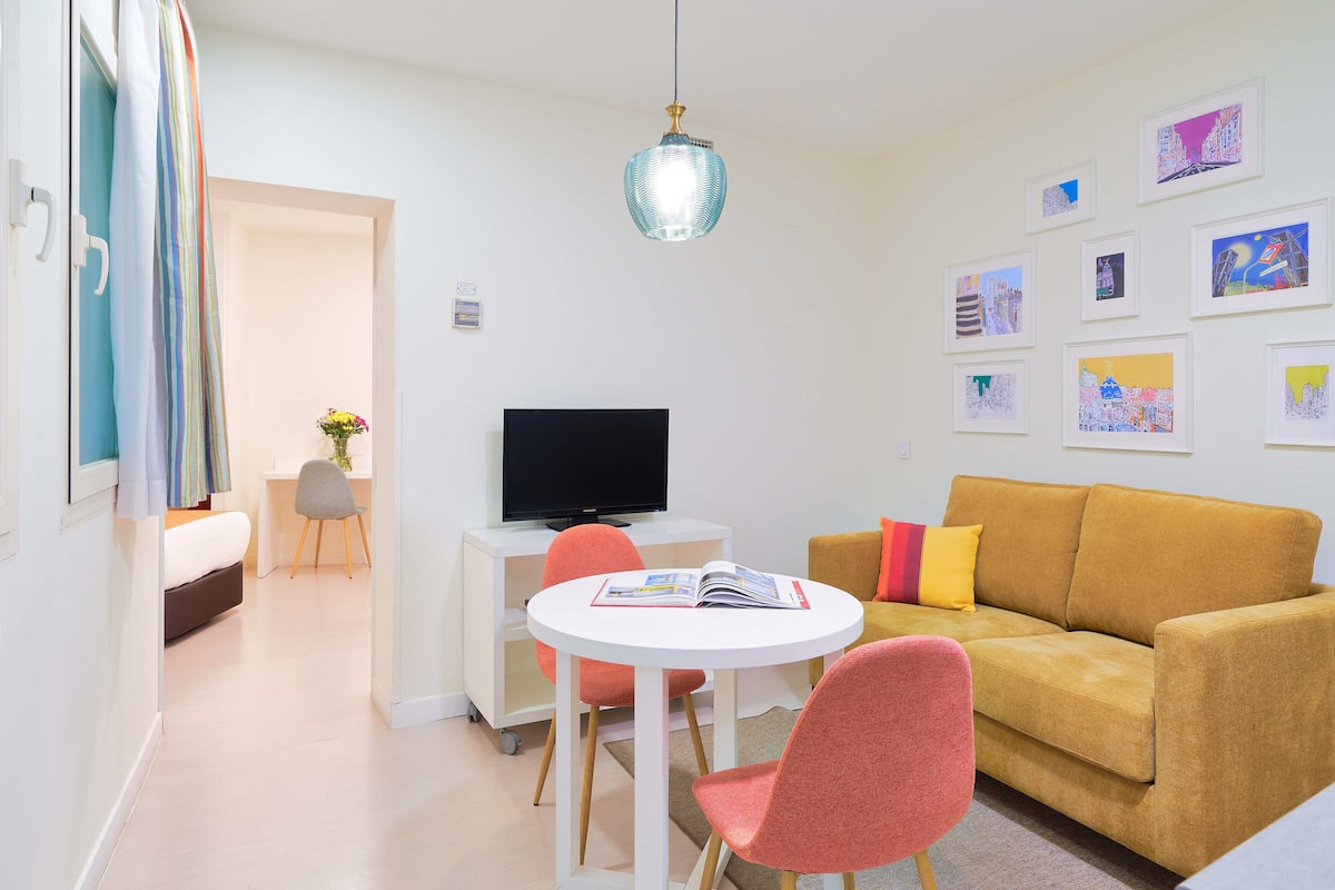 Een 32-inch flatscreentelevisie met digitale zenders en een televisie