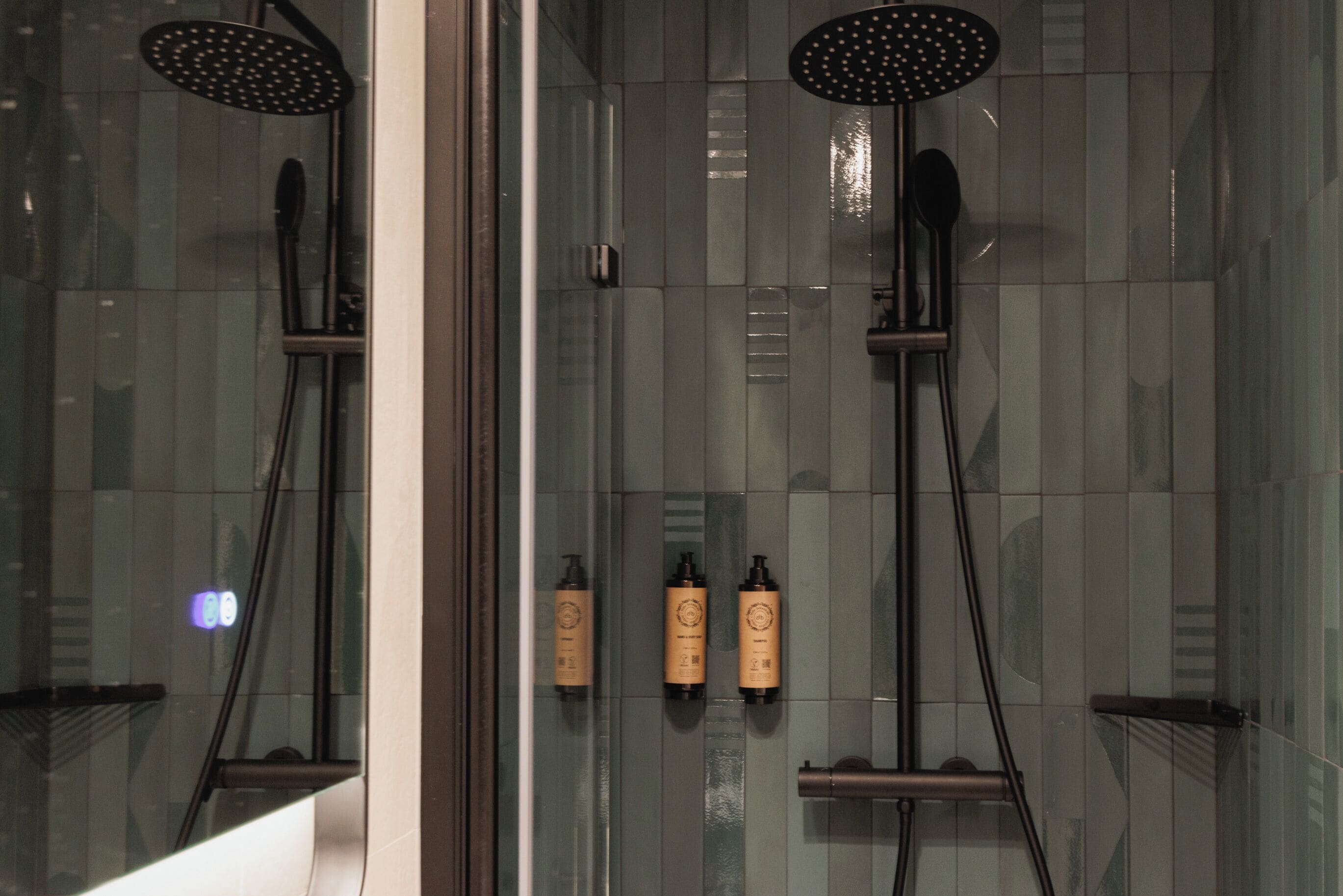Douche, articles de toilette gratuits, sèche-cheveux, chaussons