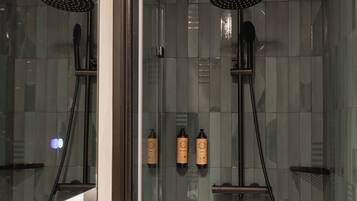 Douche, articles de toilette gratuits, sèche-cheveux, chaussons