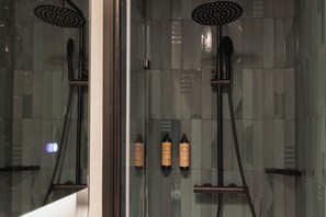 Shower, free toiletries, hair dryer, slippers -  Blume Cruz Suites (Madrid)