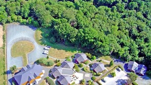 Vista aérea de una zona residencial con varias casas, calles y una glorieta.