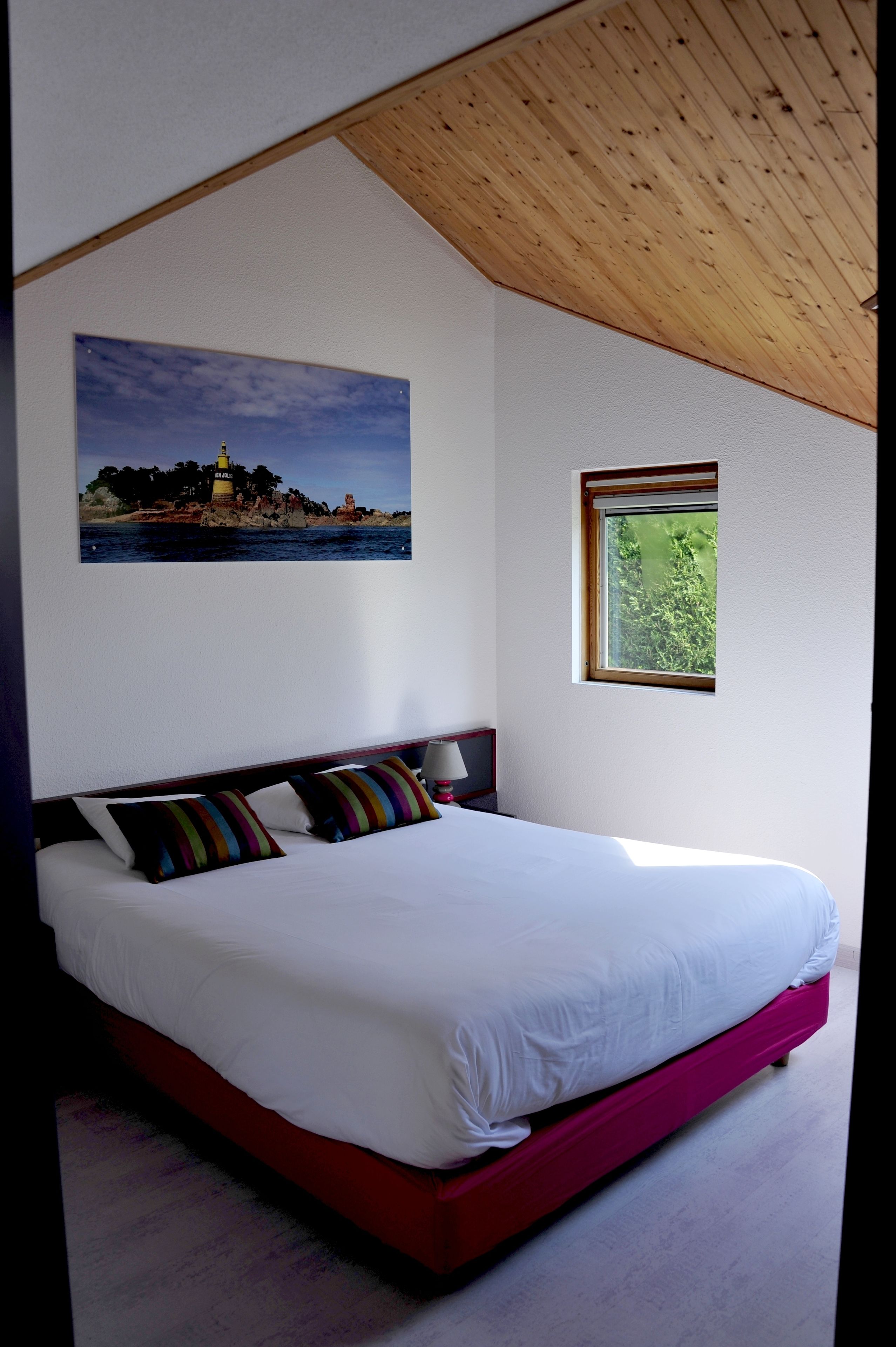 Bureau, rideaux occultants, fer et planche à repasser