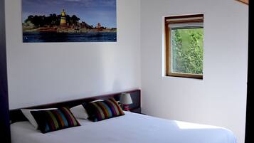 Bureau, rideaux occultants, fer et planche à repasser