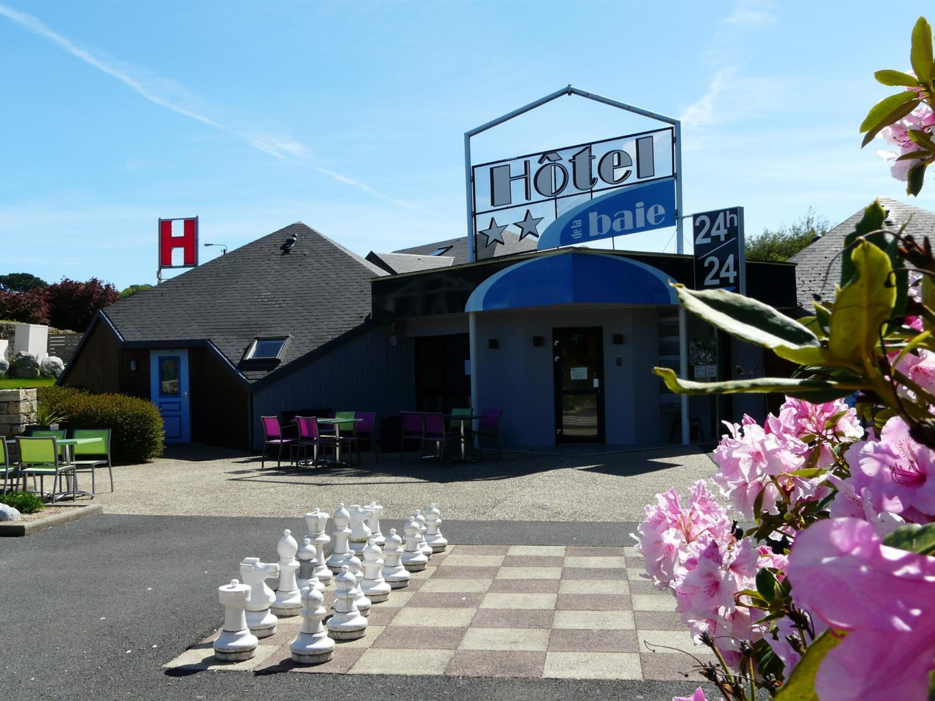 A hotel with a sign indicating it is a 24-hour establishment.